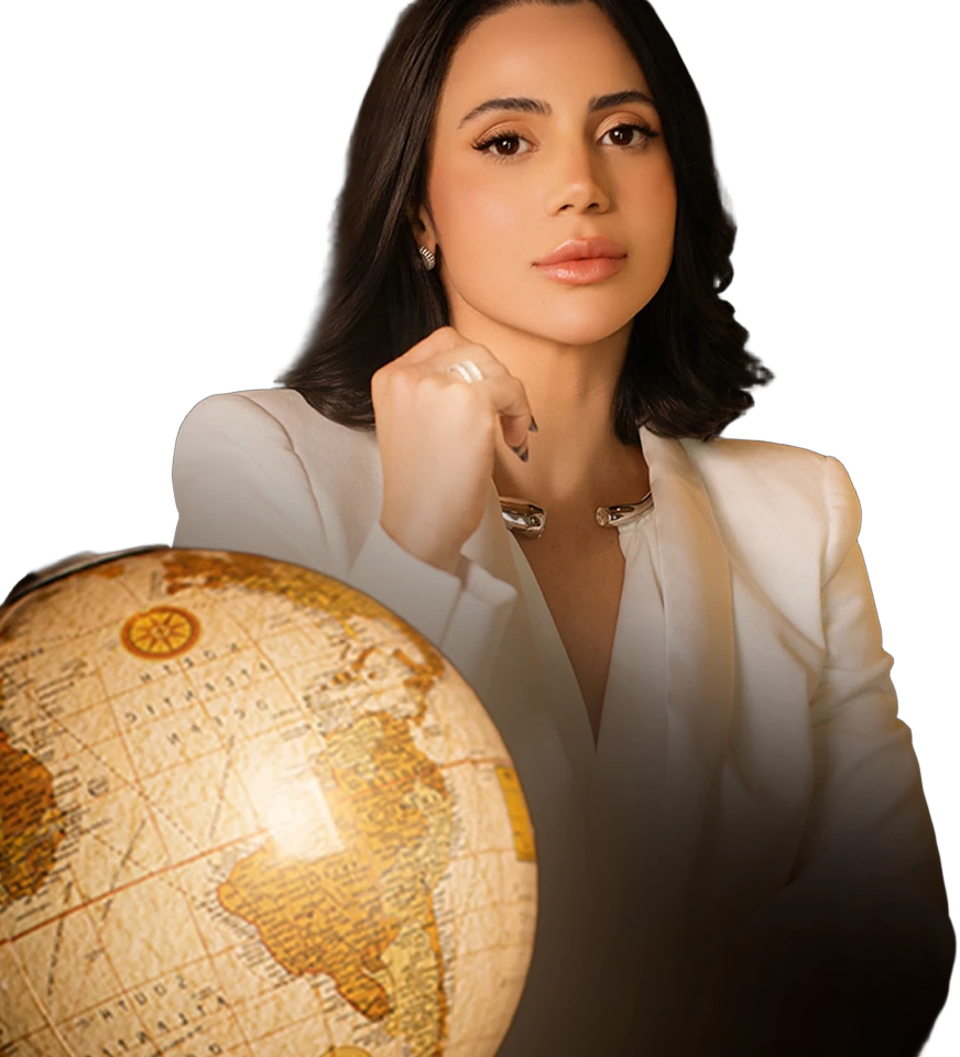 Fernanda Loiola de Alencar, de terno branco, ao lado de um globo antigo