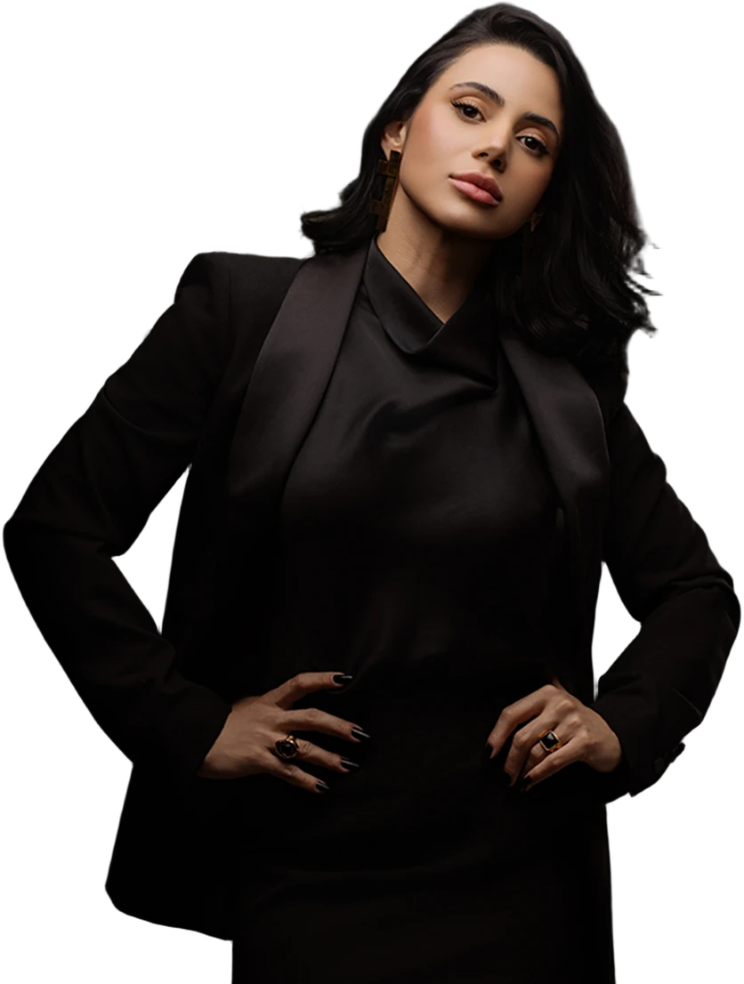 Fernanda Loiola de Alencar, de terno preto, com as mãos na cintura